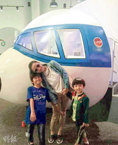 资料图：张柏芝带爱子参观科技馆。(图片来源：香港“明报”)
