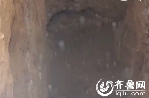 民警赶到案发现场后发现,墓穴边上有一个直径六十公分、深约3米的洞穴(视频截图)