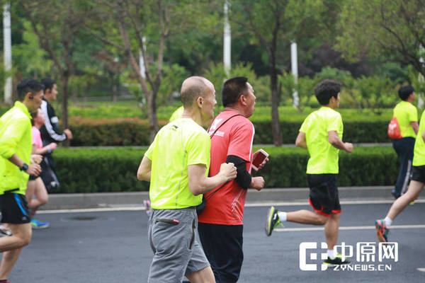 奔跑的队伍永远都可以见到这样的大龄跑友