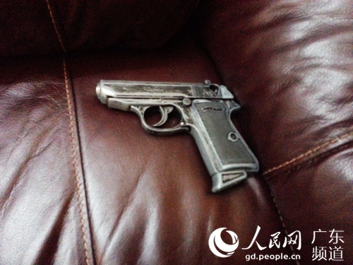 警方缴获犯罪嫌疑人王某家中的仿六四式手枪。广州市公安局 供图