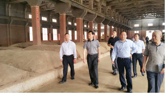 (上图为参观制酒车间)