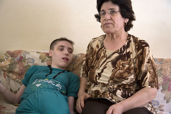 2013年，叙利亚，对残疾女儿20年不离不弃的母亲。（照片由红十字国际委员会提供）