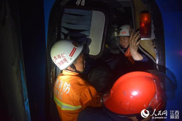 峡江消防部门在事故现场进行救援。