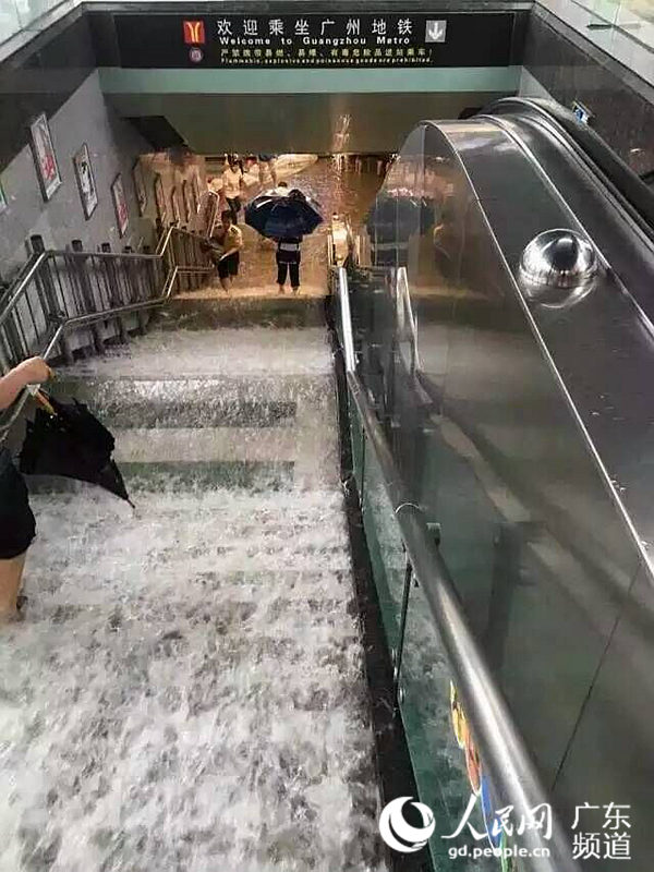 5月10日早上，广州多地水浸，成“汪洋”一片。马俊 摄