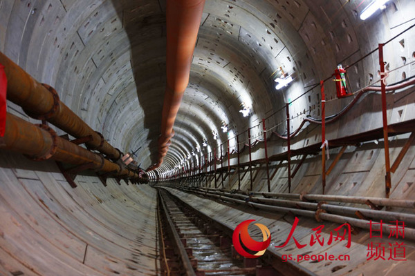 奥世穿黄区间成型隧道 。