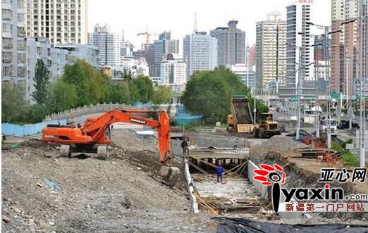 图为正在施工建设的和平渠新渠道从老渠道向东迁移了十余米。