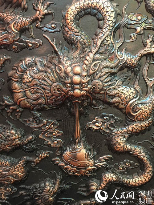 倪荣珍作品《九龙戏珠》局部。（袁俪芸 摄）