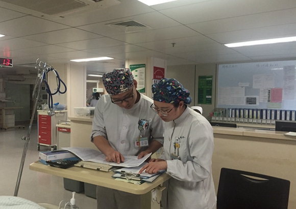 记者探访南京ICU男护士:护士是个 力气活