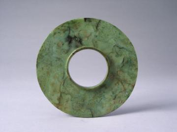 【　三星堆二号祭祀坑出土的玉璧】