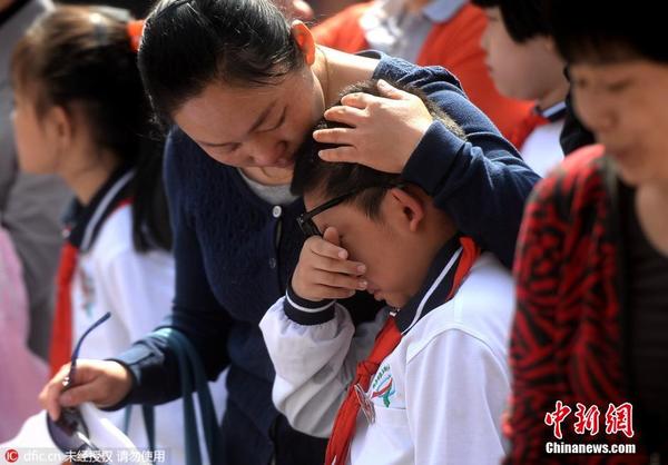 济南小学生十岁成长礼感恩教育 与父母相拥流