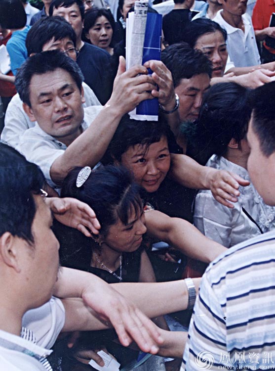 高压下的考生家长-中国学网-中国IT综合门户网