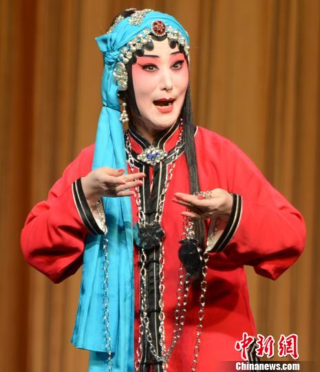 5月14日晚，由福建京剧院副院长、国家一级演员、中国戏剧梅花奖得主孙劲梅领衔主演的京剧经典剧目《玉堂春》，在福建凤凰剧院首演，受到观众好评。　记者刘可耕 摄