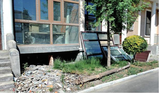 房前堆放着垃圾，业主反映没有人清理。实习生 喻义昌 亚心网记者 史纪伸 摄