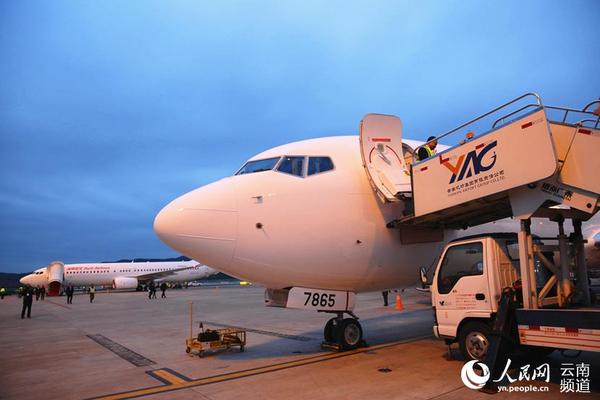 15日晚7时28分，两架飞机先后降落在昆明长水国际机场 人民网 薛丹 摄