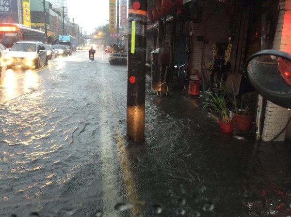 晨豪雨，桃园中坜多处积水。图片来源：台“中央社”