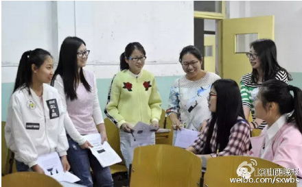 第八个人是拍照的那个吧？图片明明只有七个人，我读书少可是数数还是会的