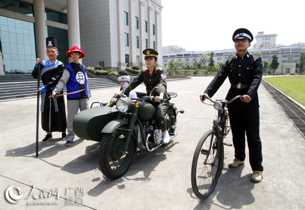 图为观众穿上不同时期的“警服”玩穿越(宋延康/摄)