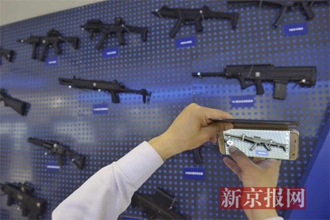 观众拍摄枪械模型。新京报记者 王嘉宁 摄