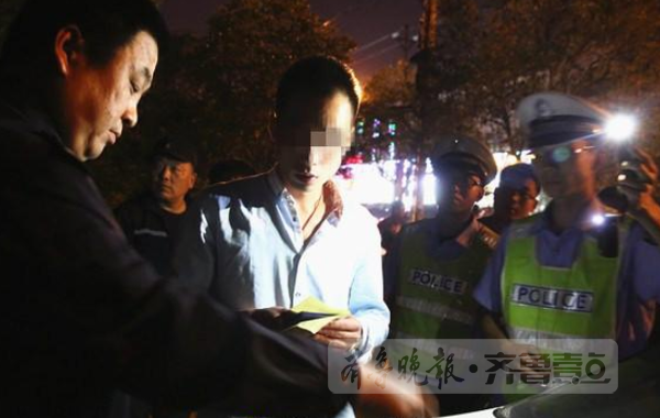 日照一酒驾司机碰瓷交警 拒不承认就地打滚