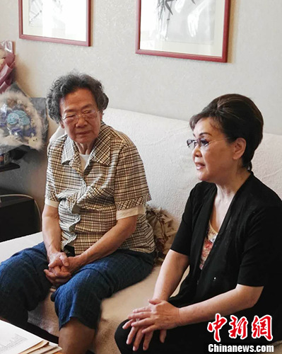 5月17日，歌唱家李谷一来到了词作家张藜家中看望张藜夫人杨阜兰。宋宇晟 摄