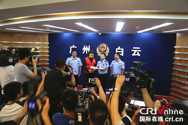 　　白云快递小哥举报线索有功，18日在广州市白云区公安分局获奖励10万元。