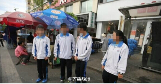 青岛女年级遭陌生男拖拽,四初中生组教师挡住人墙册英语一v年级初中九全练习册图片