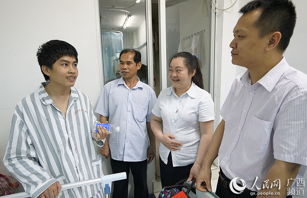 爱心代表为李鹏真送上鼓励与祝福