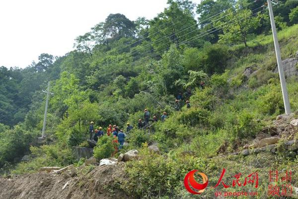 施工队从山脚下运送电线“95线”上山（刘海天 摄）