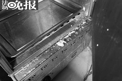 入驻百度外卖的“优粮生活(西单店)”，厨具上脏迹斑斑