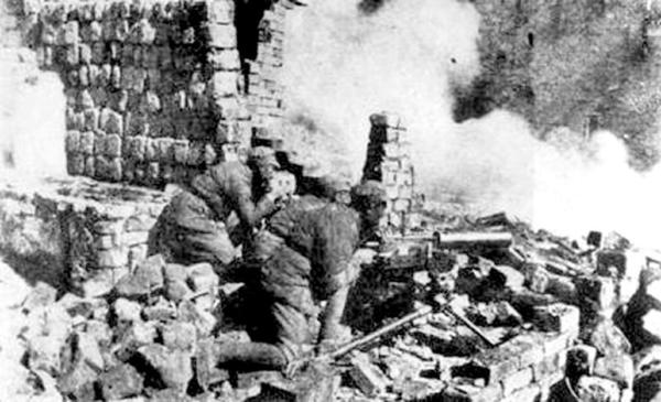 武汉会战中，中国军队在废墟中向日军进攻。（资料图片）