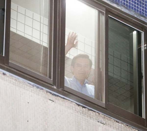 握手献花高喊我爱你 老街坊欢迎 马英九卸任 回