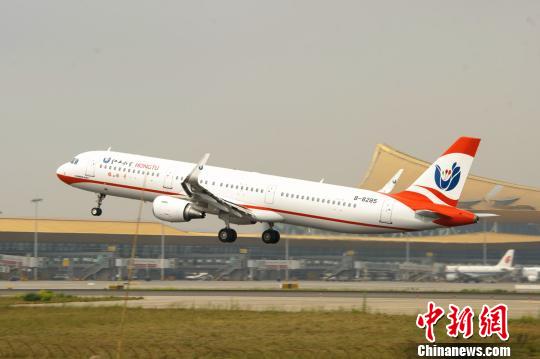 5月21日，红土航空“傣族号”首航圆满成功，首航航班由空客A321机型执飞。　崔志超 摄