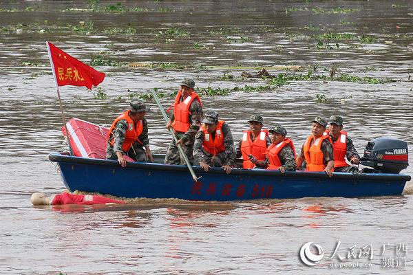 备战汛期 广西容县组织民兵开展水上救援训练