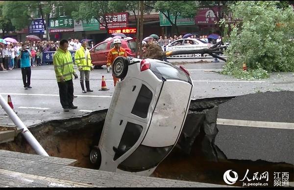 瑞金红都大道发生路面坍塌，4辆轿车坠入其中。