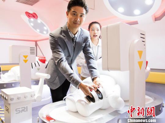 　　图为田亮在“Robot Kitty未来乐园”参加游戏。　钟欣　摄