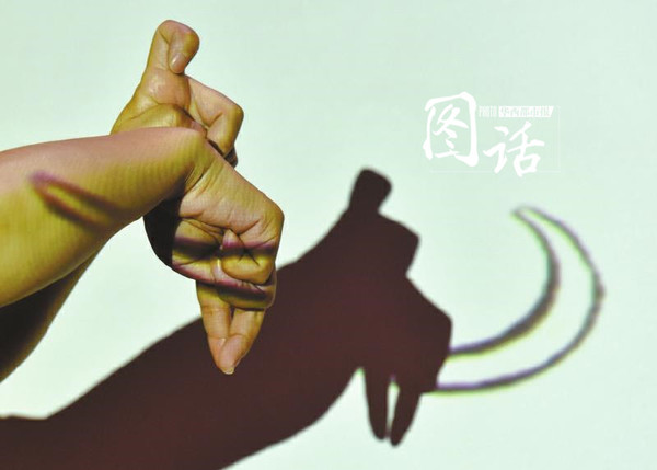 用手影塑造出一个坐在月亮上的姑娘。