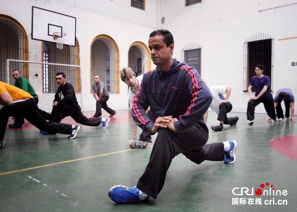 陈大黑做热身运动。