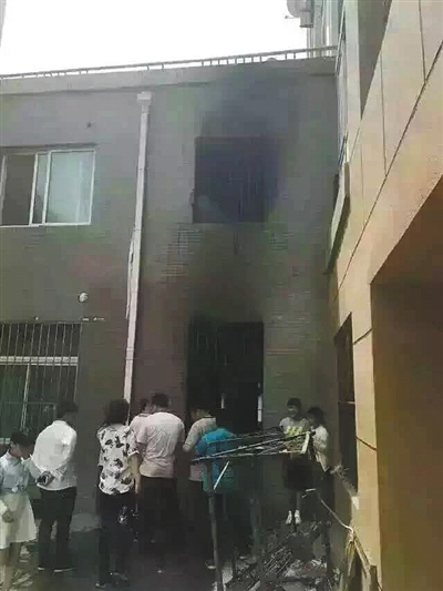 不少人聚集在现场,查看房屋受损情况。本版图片/家属供图