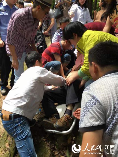 22日，南大二附属院康复医学科护士长方小群在湾里爬山偶遇病患对其进行抢救。
