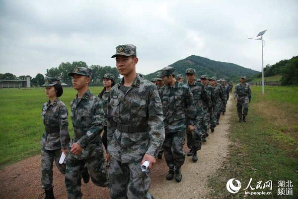 人民网武汉5月23日电 日前,中共湖北省委宣传部、中国人民解放军湖北省军区联合开展为期2天的青春有约 走进军营宣传活动,组织30余名应征大学生提前走进军营体验入伍生活。本次活动带领应征入伍的大学生走进了空降兵某部、海军工程大学、湖北省军区教导大队,现场体验海陆空的军旅生活,旨在通过应征大学生实地感受军营生活,面对面与优秀军官士兵、退伍军人企业家、湖北省政协委员交流,增加应征大学生对军营的认知。(曾甜)