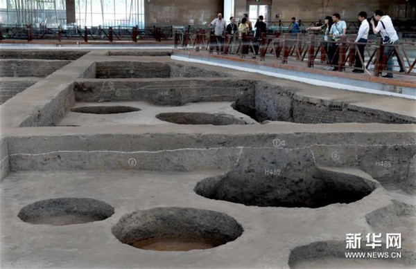 　　 5月21日，国外考古学者在郑州市大河村遗址博物馆参观。