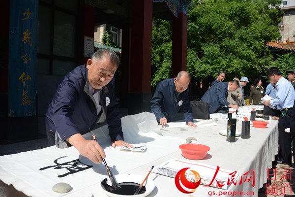 书画家们现场创作 呼双鹏 摄