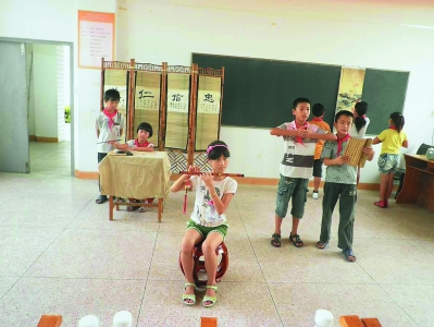 图②：马洋溪中心小学中古音社团正在进行排练。