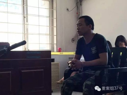 ▲涉嫌北京CBD多宗ATM机抢劫案的嫌犯杨万年受审。 新京报记者 刘洋 摄