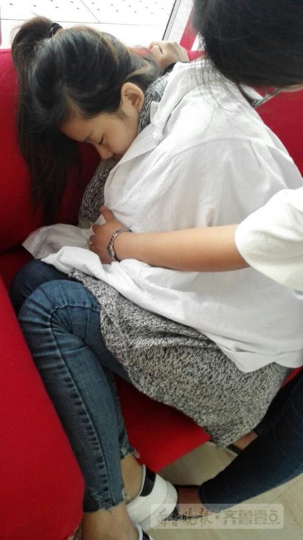 来青前紧张 19岁女孩车站晕倒