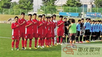 刘俊杰（左一）和杨林举（左六）代表中国出征中学生亚锦赛。