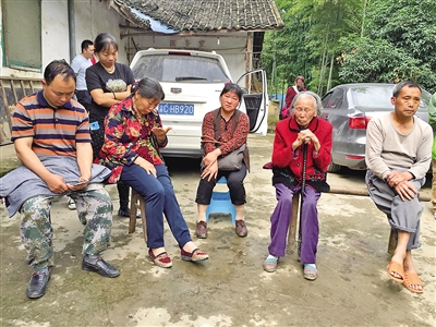 邻居们难过地低头流泪,缅怀邓医生。