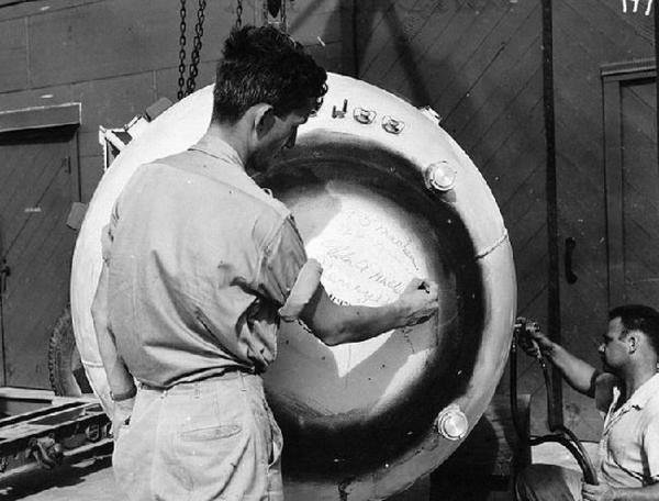 　　“胖子”组装完成后，工作人员开始在上面签名。