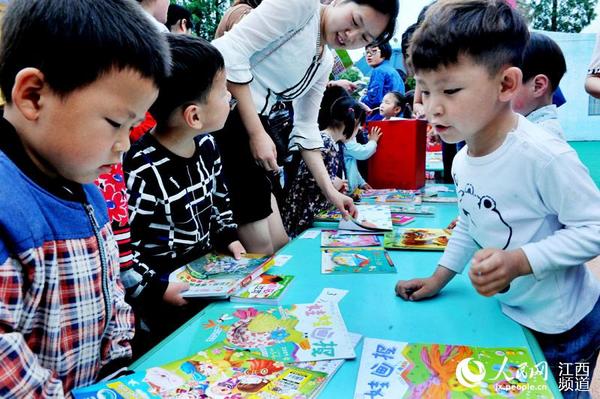 “六一”前夕，江铜集团德兴铜矿幼儿园中区分园举行“给孩子适宜的爱” 亲子义卖捐赠活动。