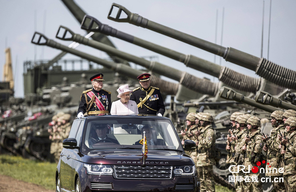 　　当地时间2016年5月26日，英国威尔特，英国女王伊丽莎白二世视察驻扎在当地的皇家炮兵，纪念皇家炮兵成立300周年。图片来源：视觉中国